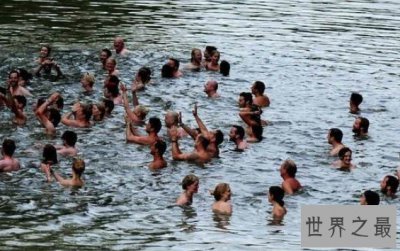 ​世界上最勇敢的体育赛事，参赛选手和观众必须全裸