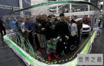 ​世界上用嘴吹的最大泡泡，能住275个人和1辆车