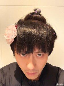 ​邓超向女儿求饶！晒扎小辫妖娆发型，孙俪的评价很中肯