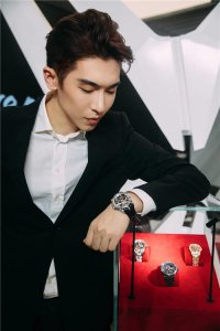 ​张天启完美呈现全新Roger Dubuis Excalibur Superbia