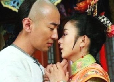 ​娱乐圈知名男演员，曾与赵丽颖传出绯闻，却和韩国的二婚女星结婚