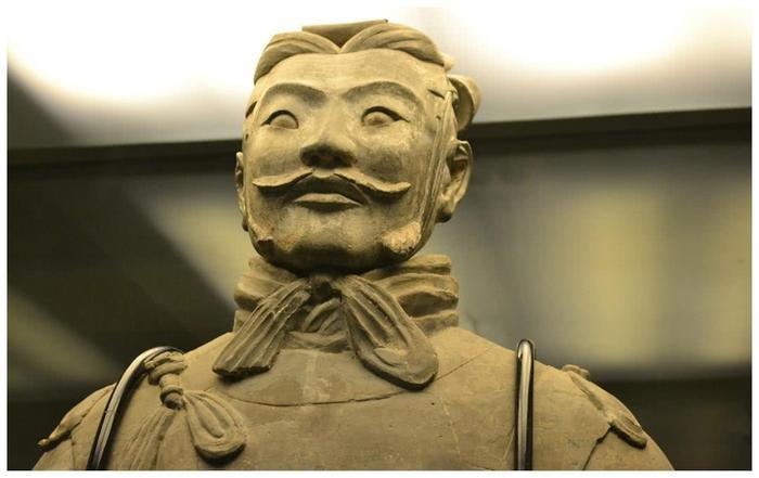 1999年，兵马俑二号坑发现一个陶俑，其神秘面孔让考古界震动