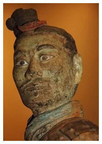 1999年，兵马俑二号坑发现一个陶俑，其神秘面孔让考古界震动