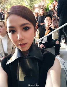 ​邓紫棋在微博分享一组活动照：情侣两个人晒合照，两个人互动太甜了