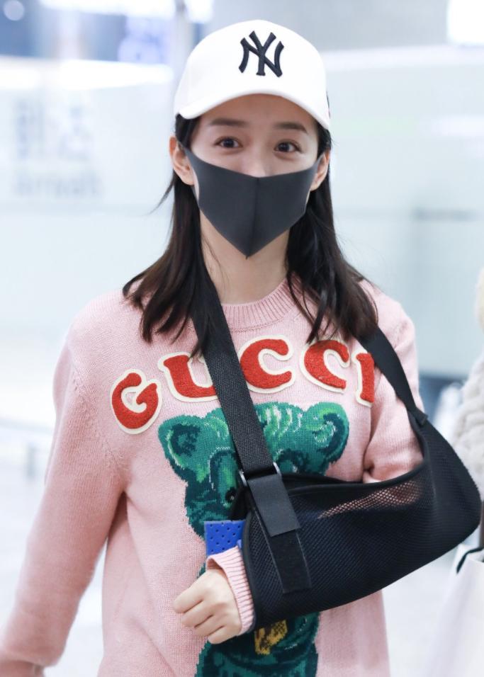何泓姗拍摄《天龙八部》坠马后首次现身 口罩遮面难挡笑眼