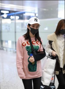 ​何泓姗拍摄《天龙八部》坠马后首次现身 口罩遮面难挡笑眼