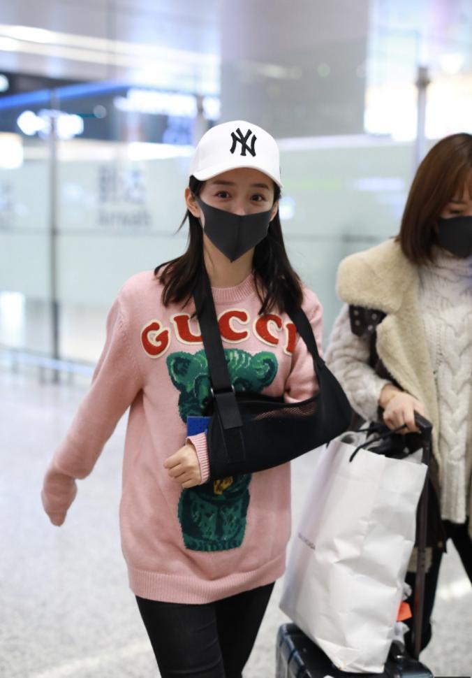 何泓姗拍摄《天龙八部》坠马后首次现身 口罩遮面难挡笑眼