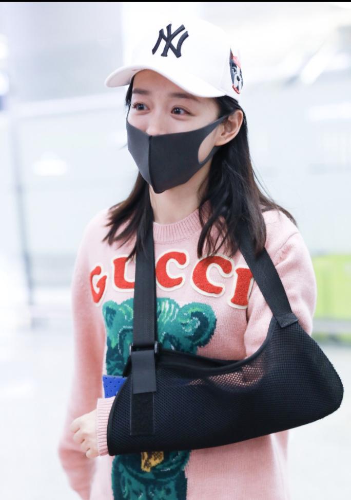 何泓姗拍摄《天龙八部》坠马后首次现身 口罩遮面难挡笑眼
