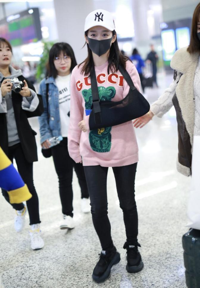 何泓姗拍摄《天龙八部》坠马后首次现身 口罩遮面难挡笑眼