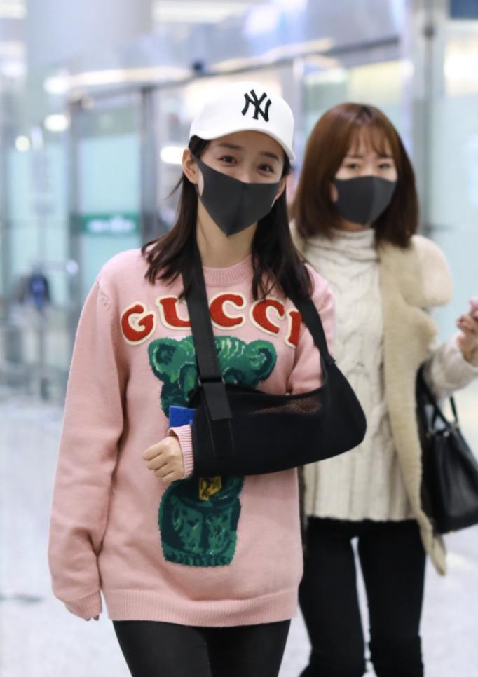 何泓姗拍摄《天龙八部》坠马后首次现身 口罩遮面难挡笑眼