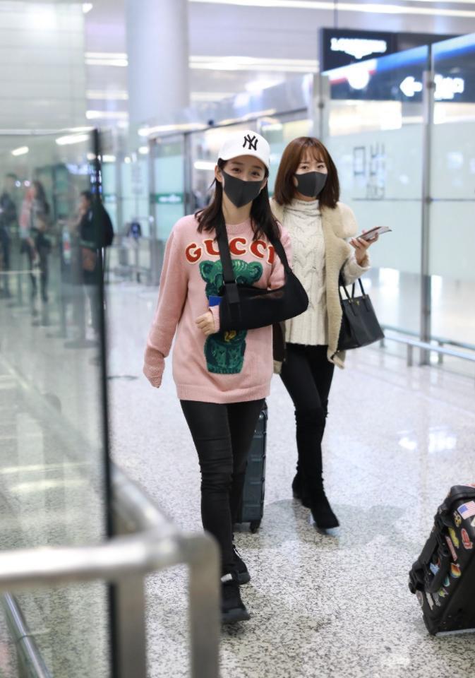 何泓姗拍摄《天龙八部》坠马后首次现身 口罩遮面难挡笑眼