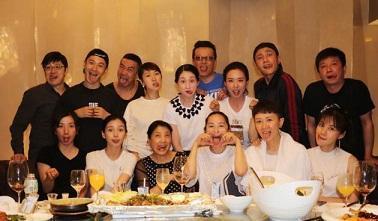 陈坤黄晓明互喊兄弟，赵薇与两人关系疏远不理聚会