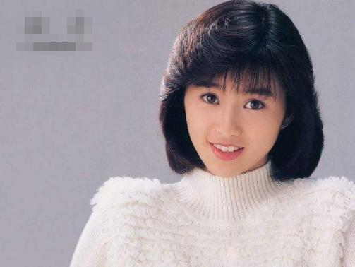 47岁酒井法子复出，发福严重成“大饼”，连衣裙短到只可当上衣穿