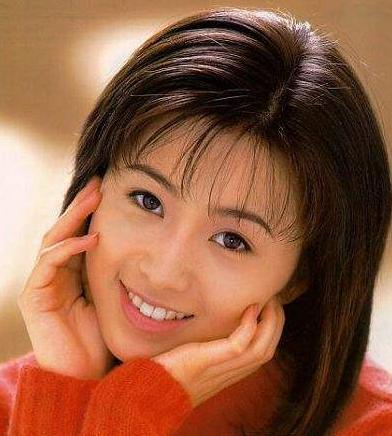 47岁酒井法子复出，发福严重成“大饼”，连衣裙短到只可当上衣穿