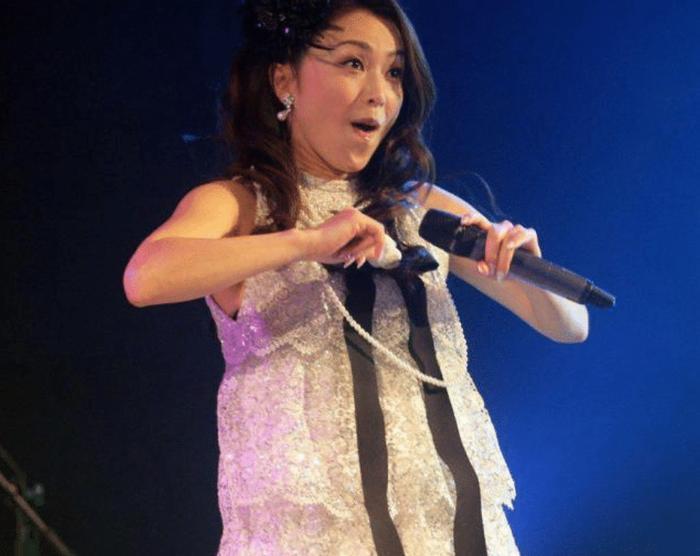 47岁酒井法子复出，发福严重成“大饼”，连衣裙短到只可当上衣穿