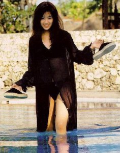 ​47岁酒井法子复出，发福严重成“大饼”，连衣裙短到只可当上衣穿