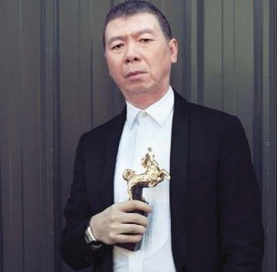 ​冯小刚病情恶化，有钱也治不好，徐帆坦言他依旧抽烟喝酒放弃治疗