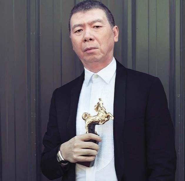 冯小刚病情恶化，有钱也治不好，徐帆坦言他依旧抽烟喝酒放弃治疗