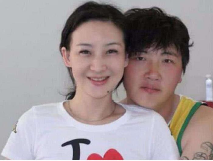 孙楠与前妻离婚再婚, 如今买红妹近照曝光, 被赞变美了