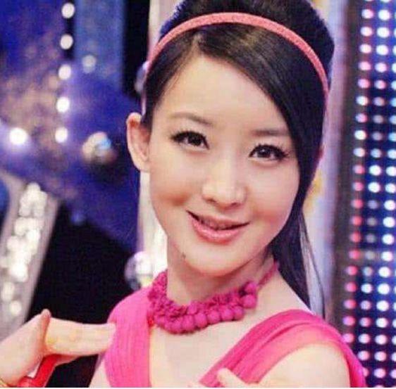 孙楠与前妻离婚再婚, 如今买红妹近照曝光, 被赞变美了