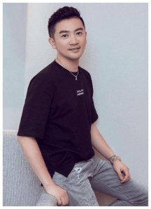 ​苏有朋因174身高自卑，黄晓明却很骄傲：我180，两人同框后很尴尬
