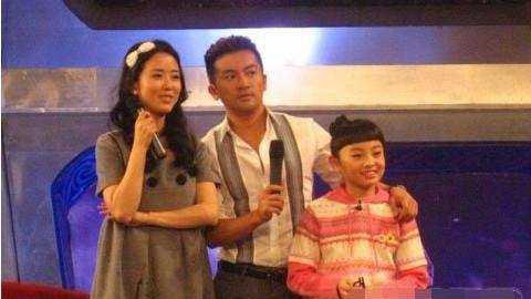 苏有朋老婆照片走红, 漂亮有气质, 两人孩子已经会打酱油了