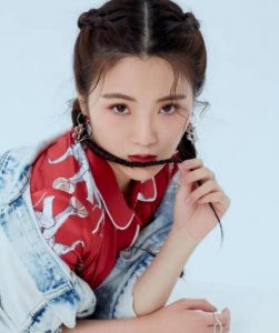 ​张凯丽女儿22岁写真集个性十足，露大长腿尽显好身材