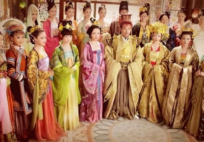 ​元朝濒临亡国之际，荒淫和腐败同时进行，皇帝太子父子沉迷女色