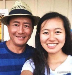 ​靳东家庭背景及婚姻状况揭秘：妻子是谁？