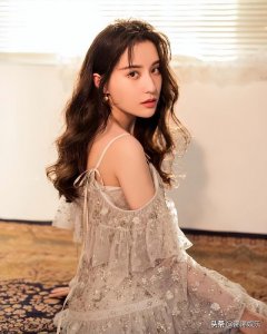 ​鲍天琦一组写真美照 温婉甜美