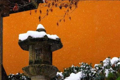 ​上联：浮云吹作雪，世味煮成茶邀请您来对下联