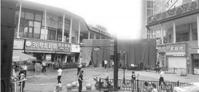 ​杭州万达金街一店铺发生爆燃多家店铺受波及，一片狼藉