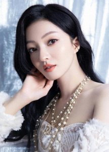 ​刚出道就爆红的张韶涵，被至亲造谣吸毒抢走工作，到底有多顽强？