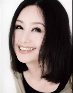 ​行为神秘的美女主持人，消失10年后复出，真相令人震惊