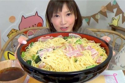 ​中日大胃王pk，密子君排最后一名，看到第一名，网友：服气