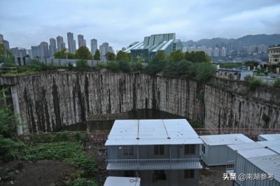 ​重庆一地铁站旁现巨型“天坑”坑深二三十米有很深积水很刺眼