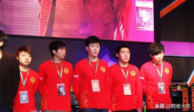 ​70kg在CFPL解说台卖萌，引发网友回忆，身材的变化有点大！
