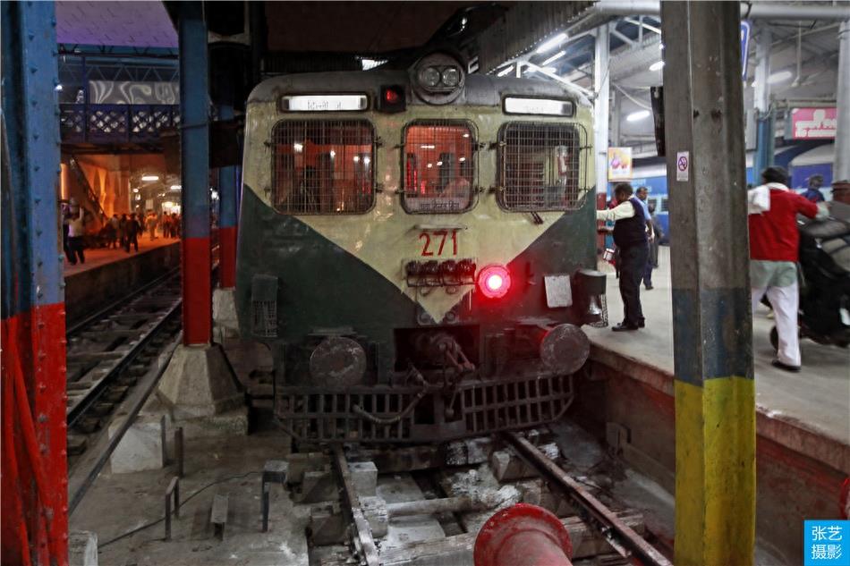 体验乘坐印度慢速火车：车站乘客拥挤混乱，二等舱设备简陋