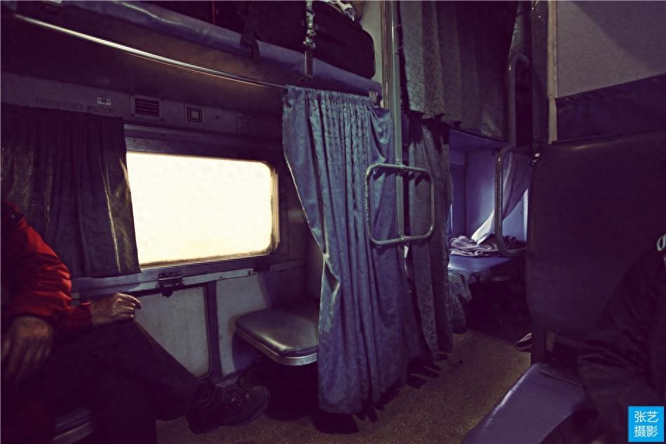 体验乘坐印度慢速火车：车站乘客拥挤混乱，二等舱设备简陋
