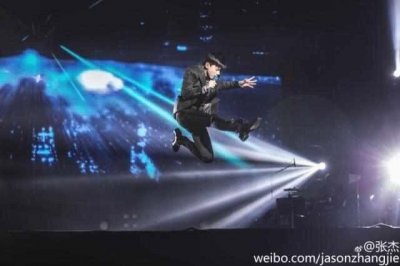​张杰演唱突然失声微博致歉，捂脸痛哭让歌迷心疼
