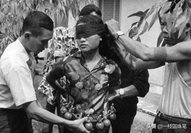 越战老照片：被美军反绑抱走的女俘