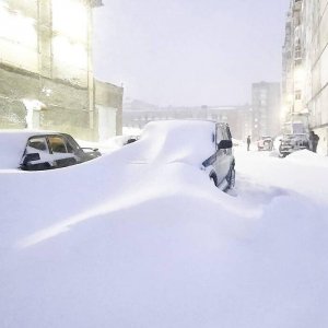​俄罗斯最冷的城市，这里的雪厚的把小区门都堵住了