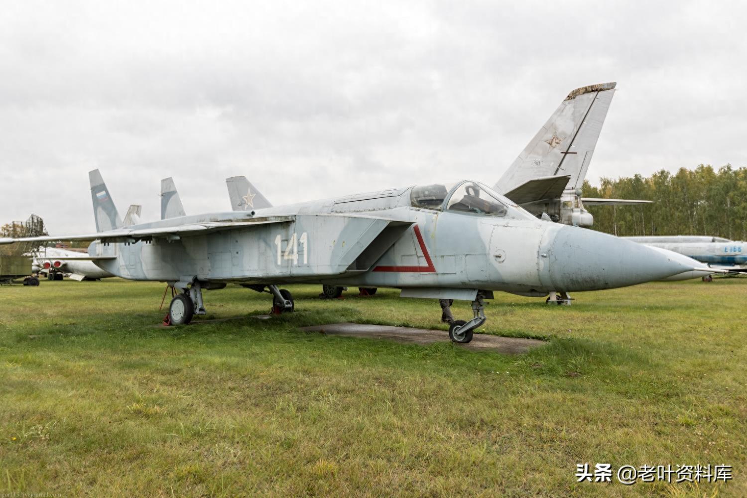 细品雅克141垂直起落战斗机的原型机