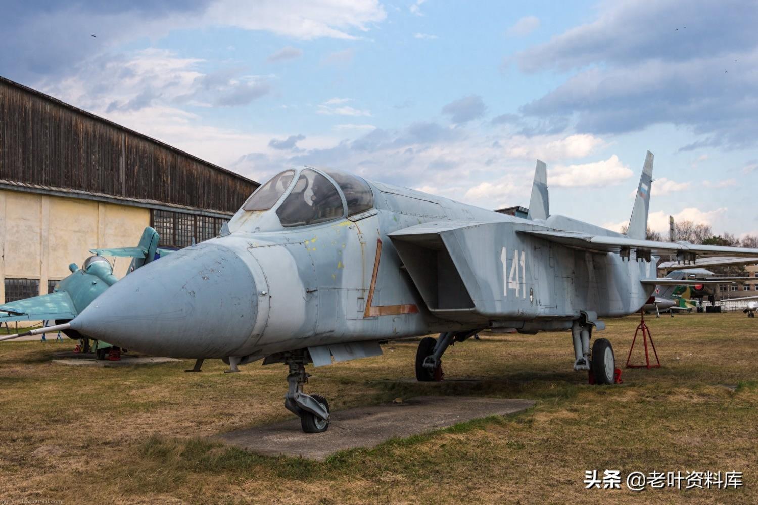 细品雅克141垂直起落战斗机的原型机