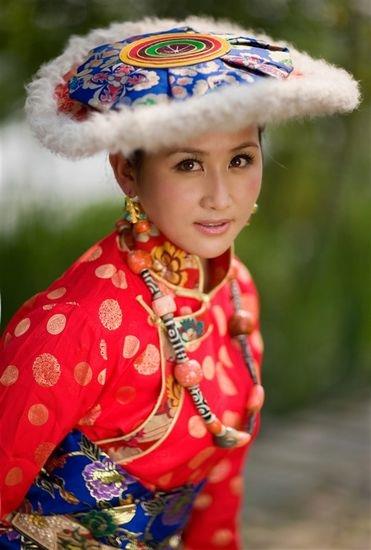 央金兰泽，出生于青海省玉树藏族自治州结古镇，中国大陆青年歌手，也是玉树州歌舞团专职扬琴演奏员