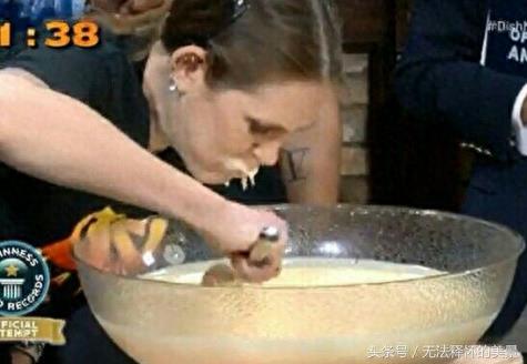 女孩一次能吃掉20斤食物 一顿吃了30个猪蹄