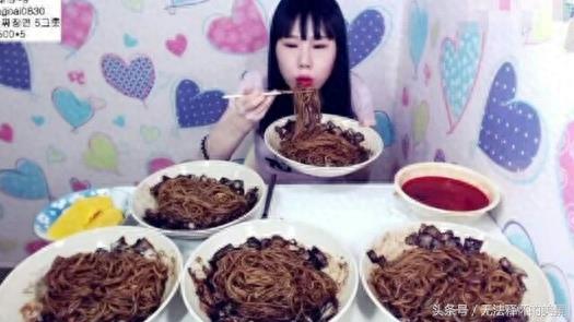 女孩一次能吃掉20斤食物 一顿吃了30个猪蹄