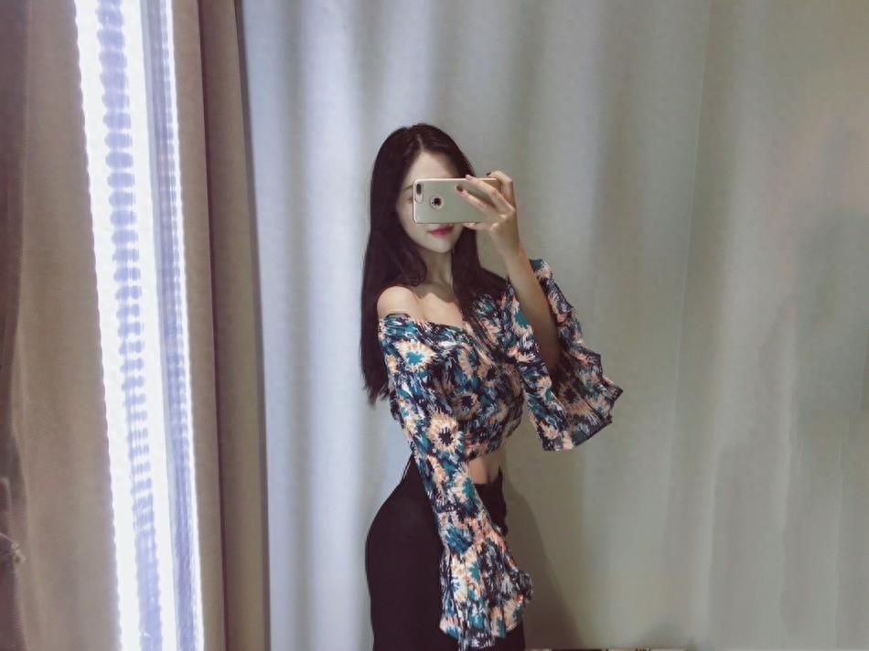 惊艳全场！CUBA啦啦队美女领队被赞女神，颜值高美艳不可方物