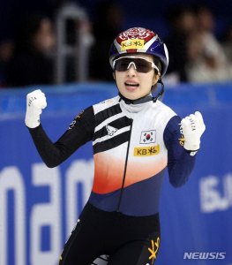 ​韩国短道速滑王牌选手金吉利，连续4站世界杯实现“金色飞驰”