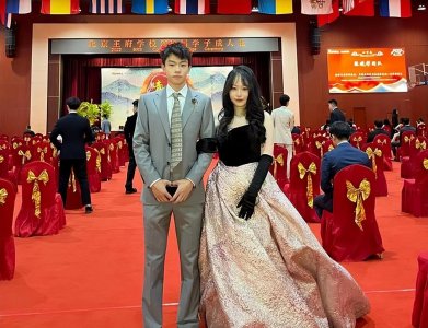 ​北京贵族学校举办成人礼，学生盛装出席引质疑，看到学费后理解了